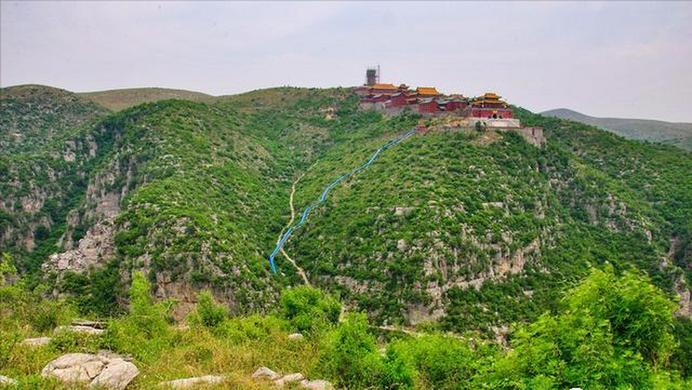 鹤壁灵山寺位于鹤壁淇县县城西北8公里处古灵山中.