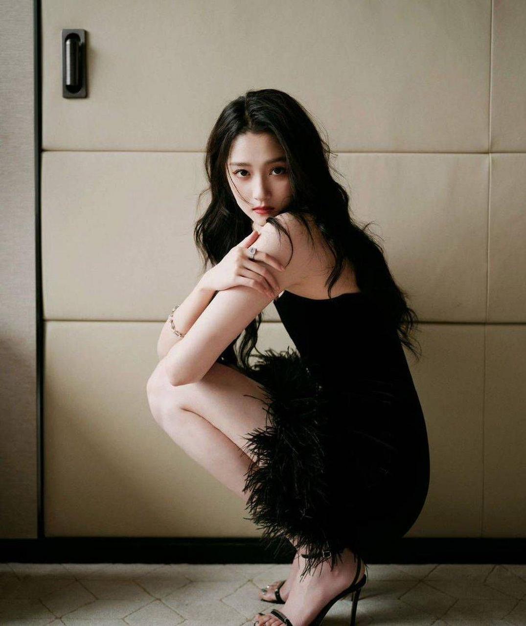 关晓彤的脚是否穿得上鹿晗的鞋?#养眼美女