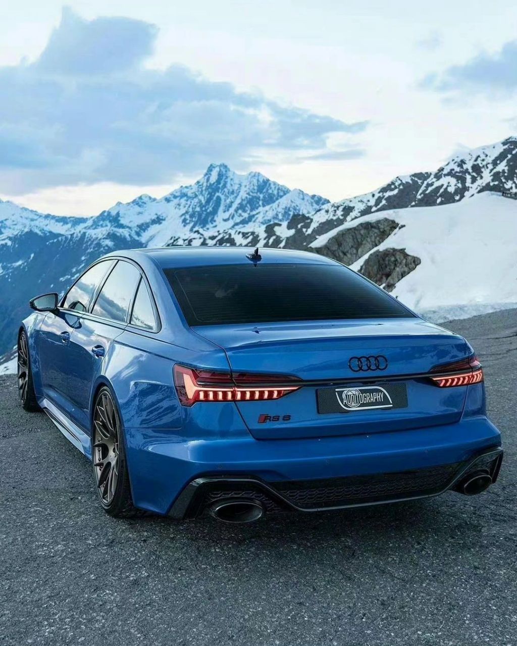 这就是那个很快的奥迪rs6吧 名字叫rs6 sedan 三箱版的 零百仅需2.