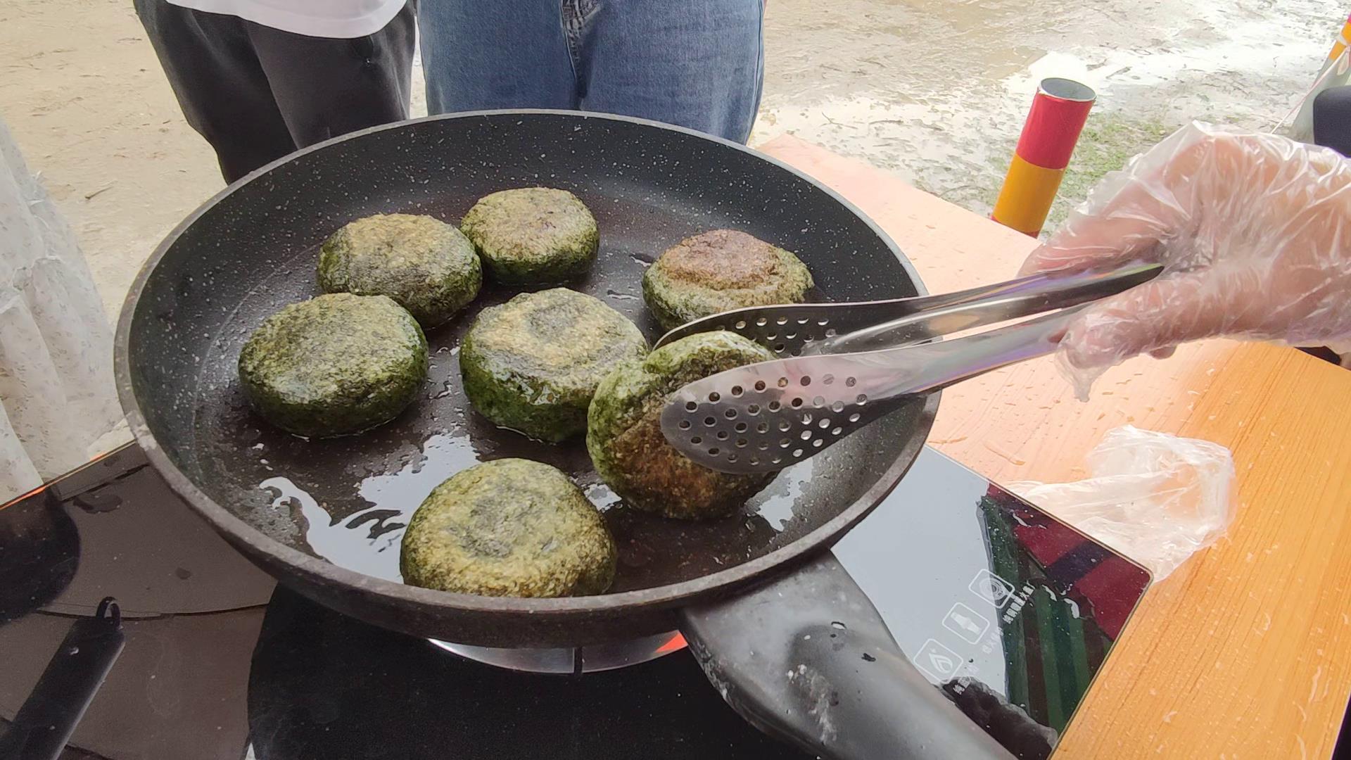 野生艾叶做传统手工糍粑,本地纯正的花生油煎炸,味道香脆清甜