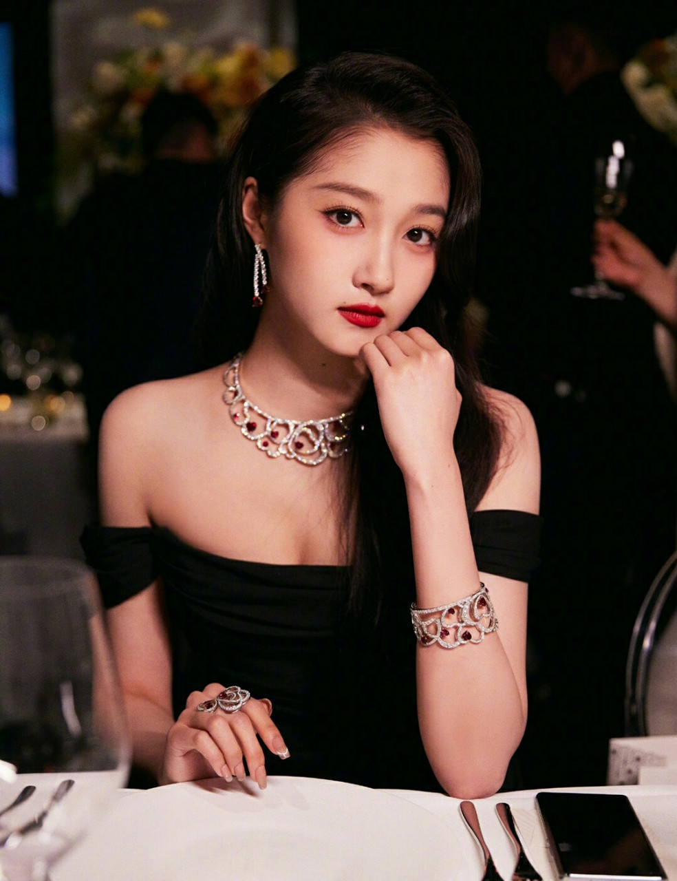 哈哈哈哈哈哈……反正不管怎么做,都有说的,只要有关晓彤的