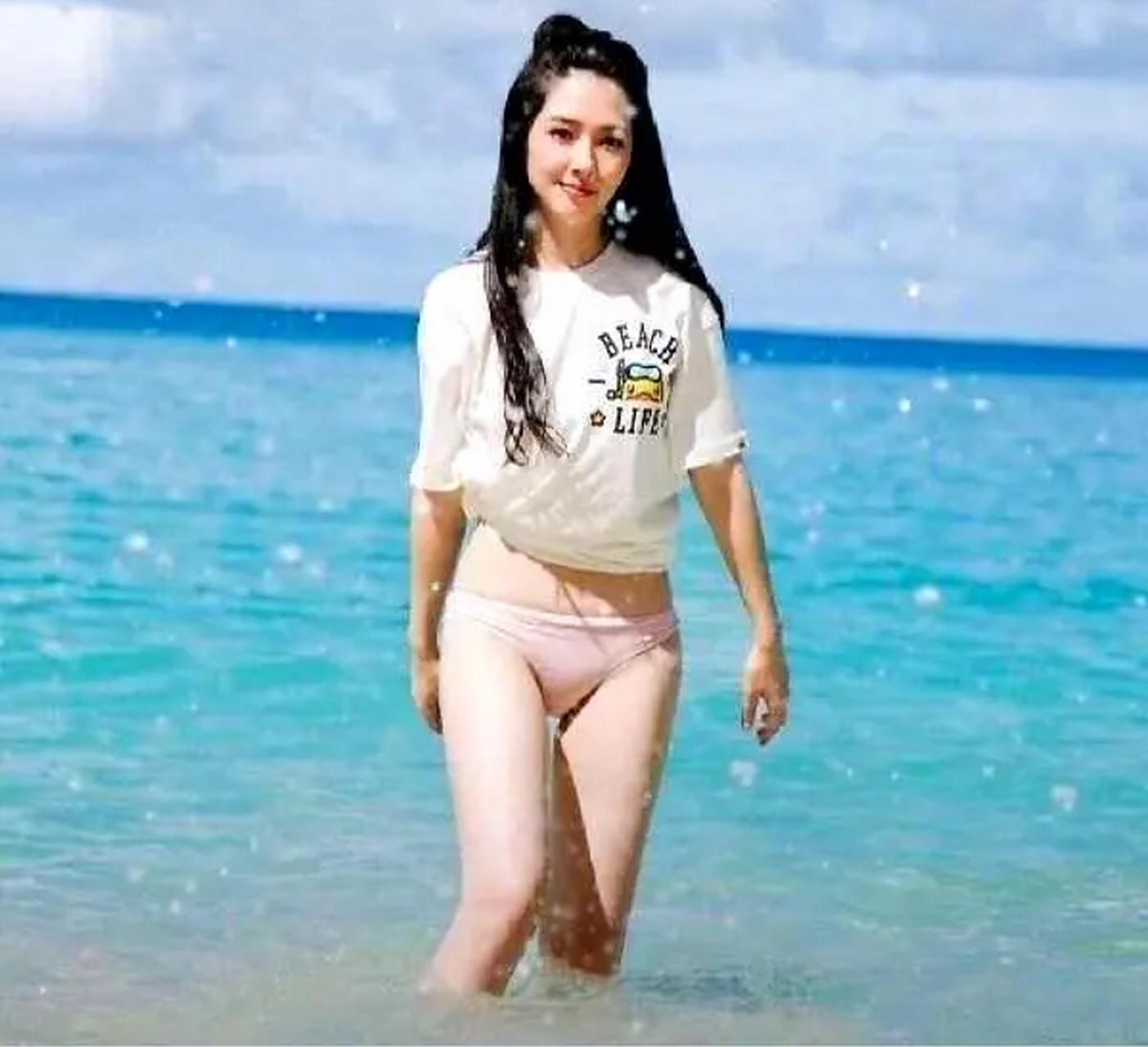 郭碧婷五官精致,举手投足之间散发着淑女范.