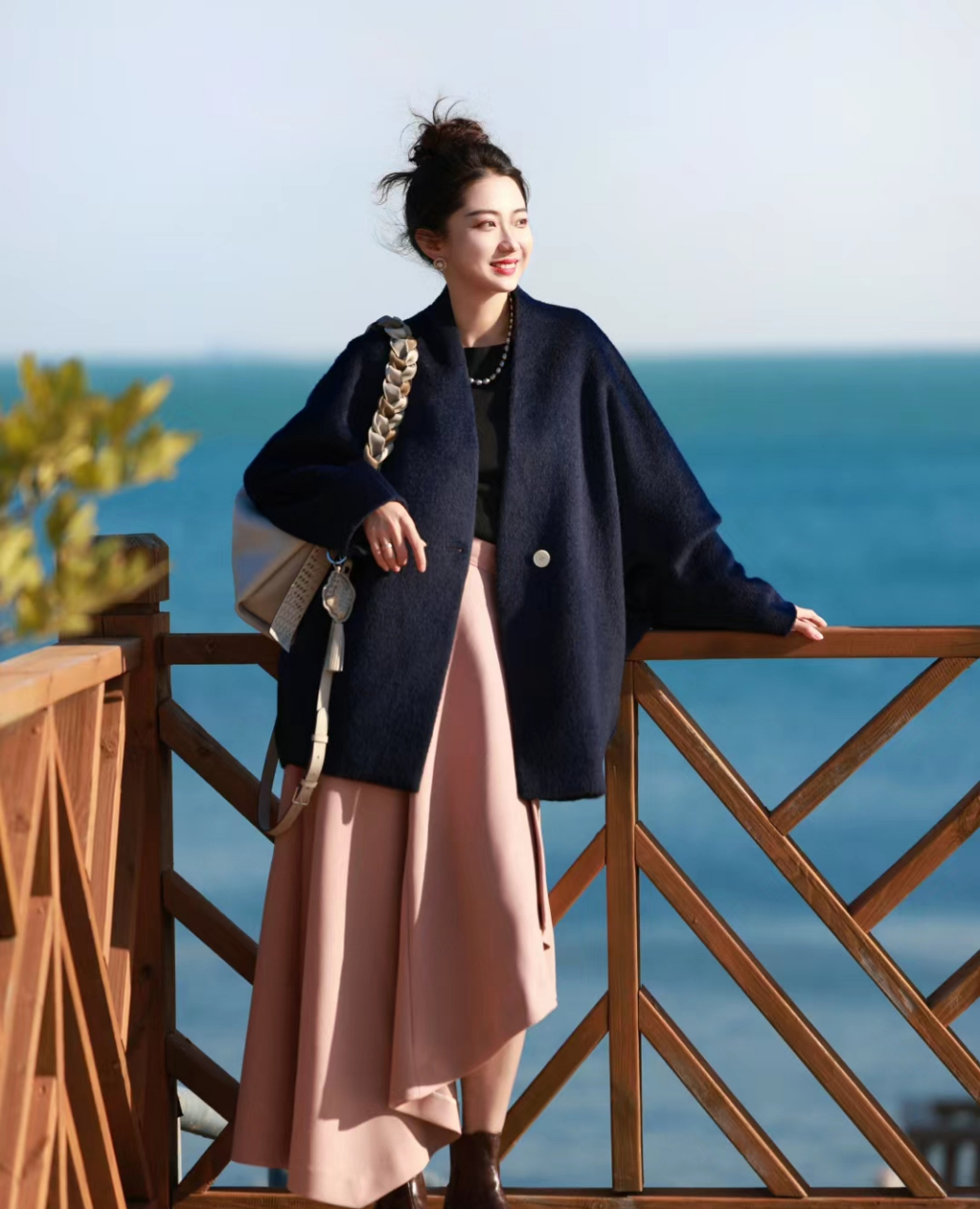深蓝色上衣搭配粉色半身裙,呈现出不一样的视觉效果,颜色形成了很明显