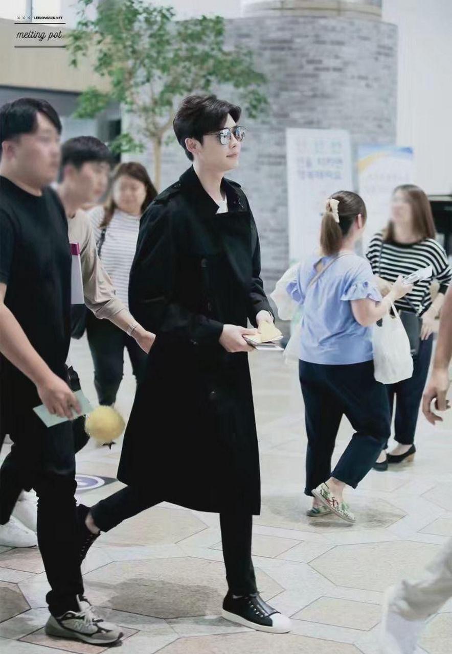 穿黑色风衣戴黑色墨镜的李钟硕看起来气场十足.