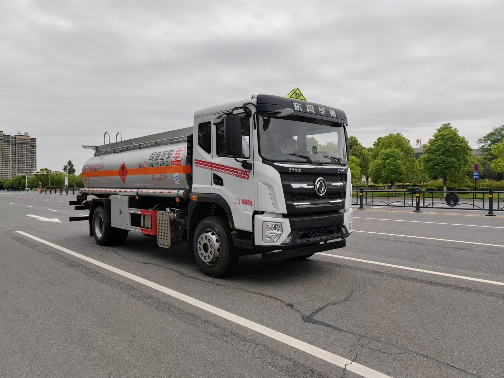 危运新星[太阳]创富启程—东风华神10吨加油车[好的] 黄金动力组合