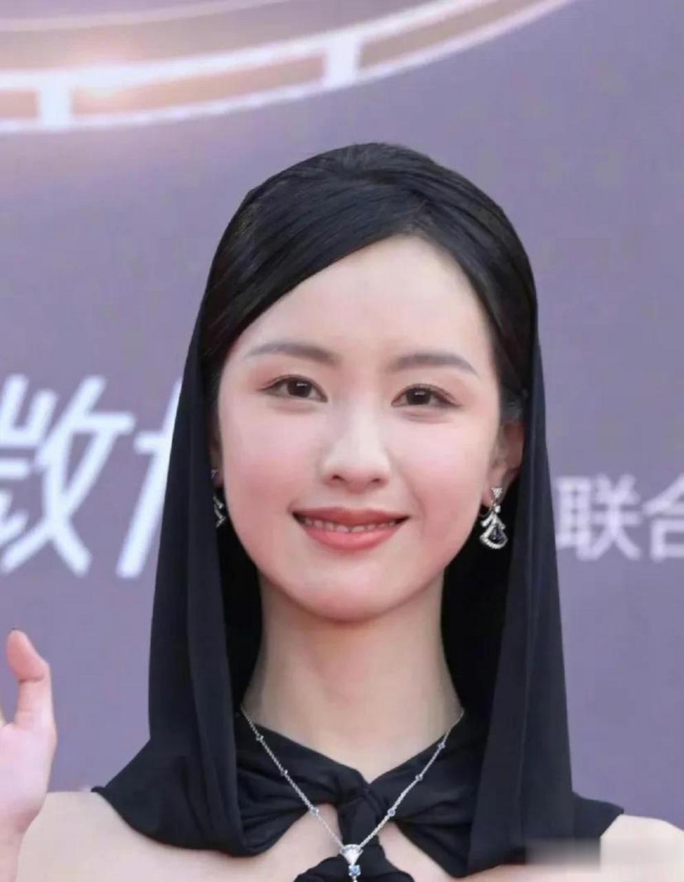 陈都灵真的没有十年前好看了,现在的脸像馒头一样肿了,她为啥30岁才想