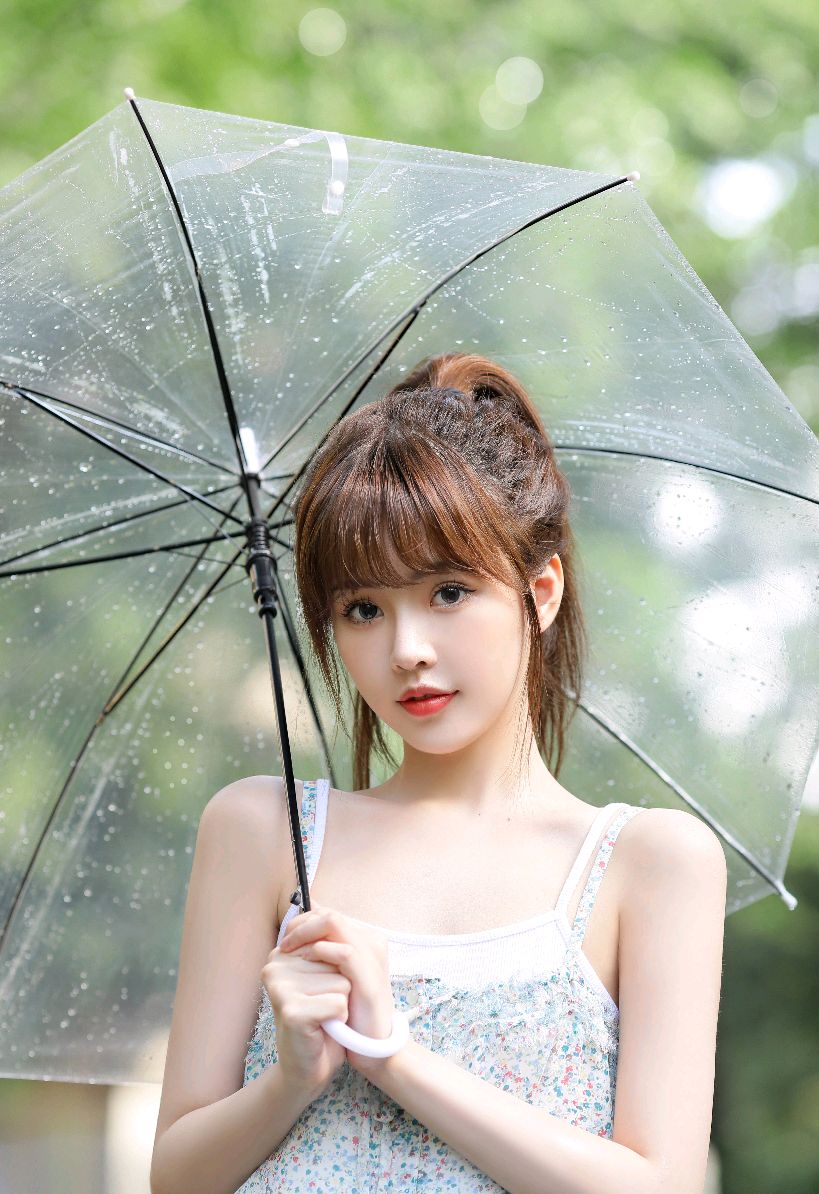 白月光女孩:甜美清纯,白皙秀气,充满阳光与活力!