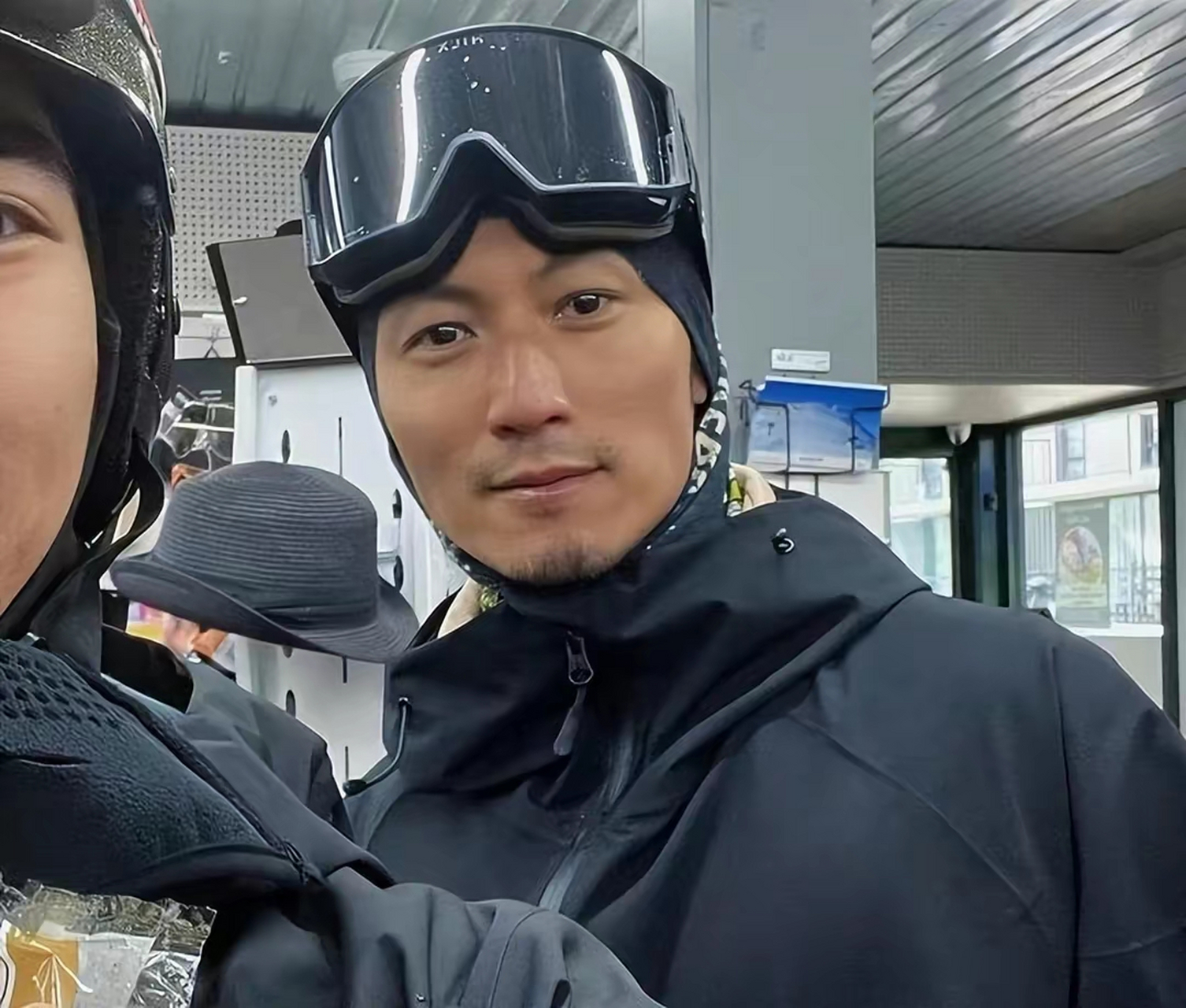 很多网友分享谢霆锋和谢振轩lucas在墨尔本滑雪被偶遇的画面.