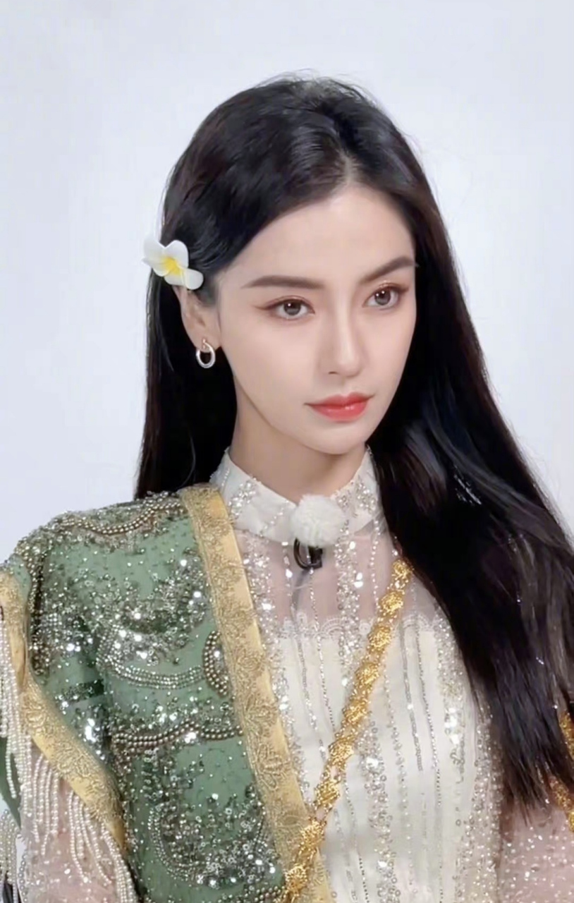 有一说一,baby这两张照片绝美,我看看谁不认同 #angelababy冷脸照绝美