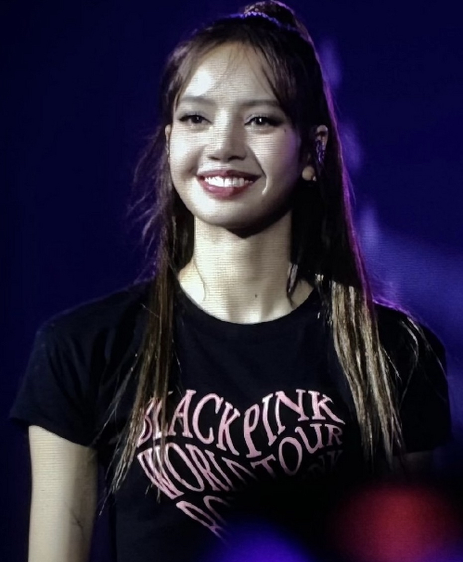 判若两人!掀起刘海的lisa泰味十足,网友:东南亚路人脸!