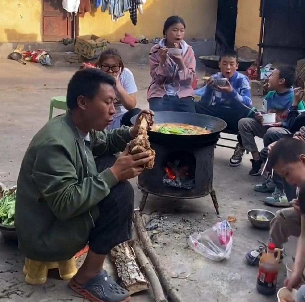 农村一家人吃饭的照片图片