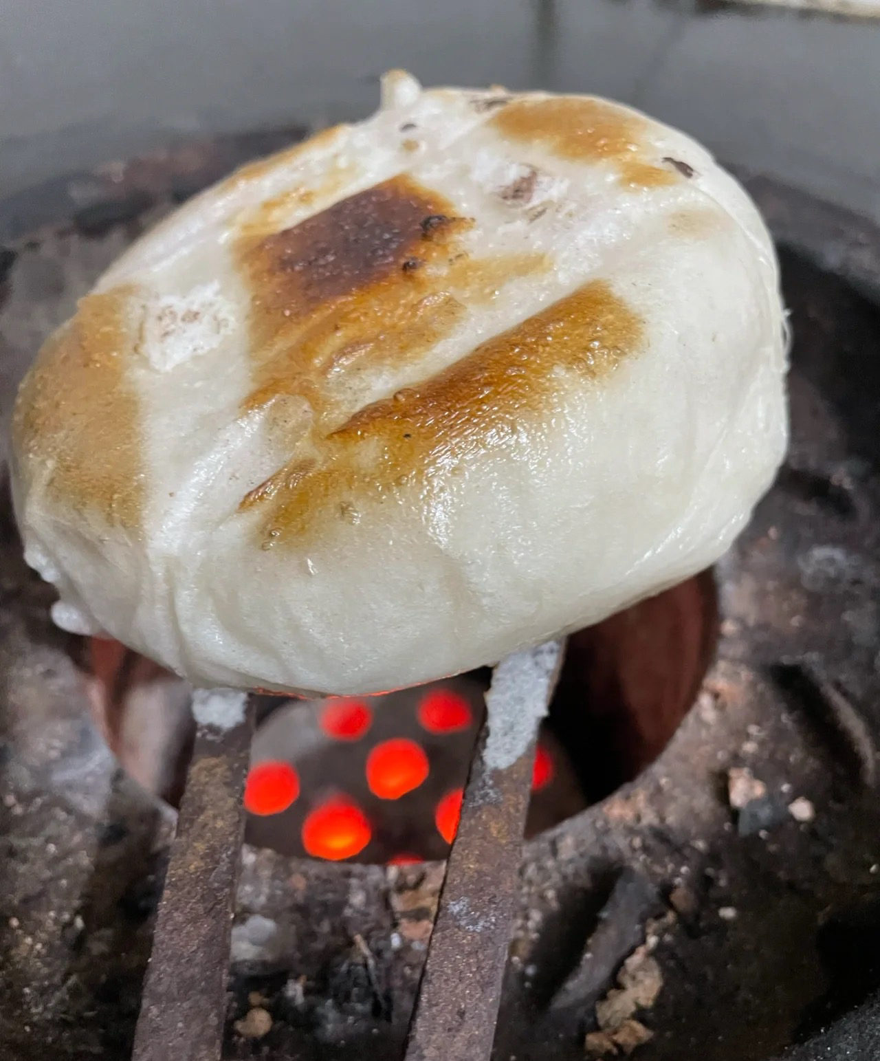糍粑可能是每个湖南人过年都会吃到的一种美食它用糯米粳米蒸熟后