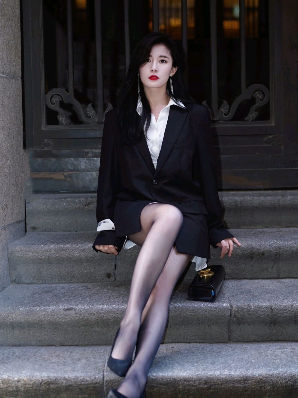 在寒冷的冬天里, 黑色的丝袜为你的双腿带来温暖.