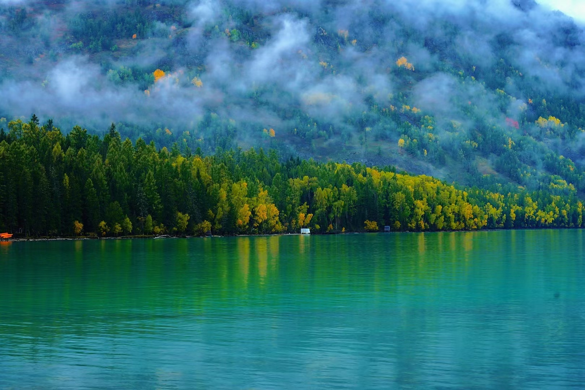 若隐若现的美,绿水青山夹杂着丝丝金黄色,让山水多了一些别致的韵味