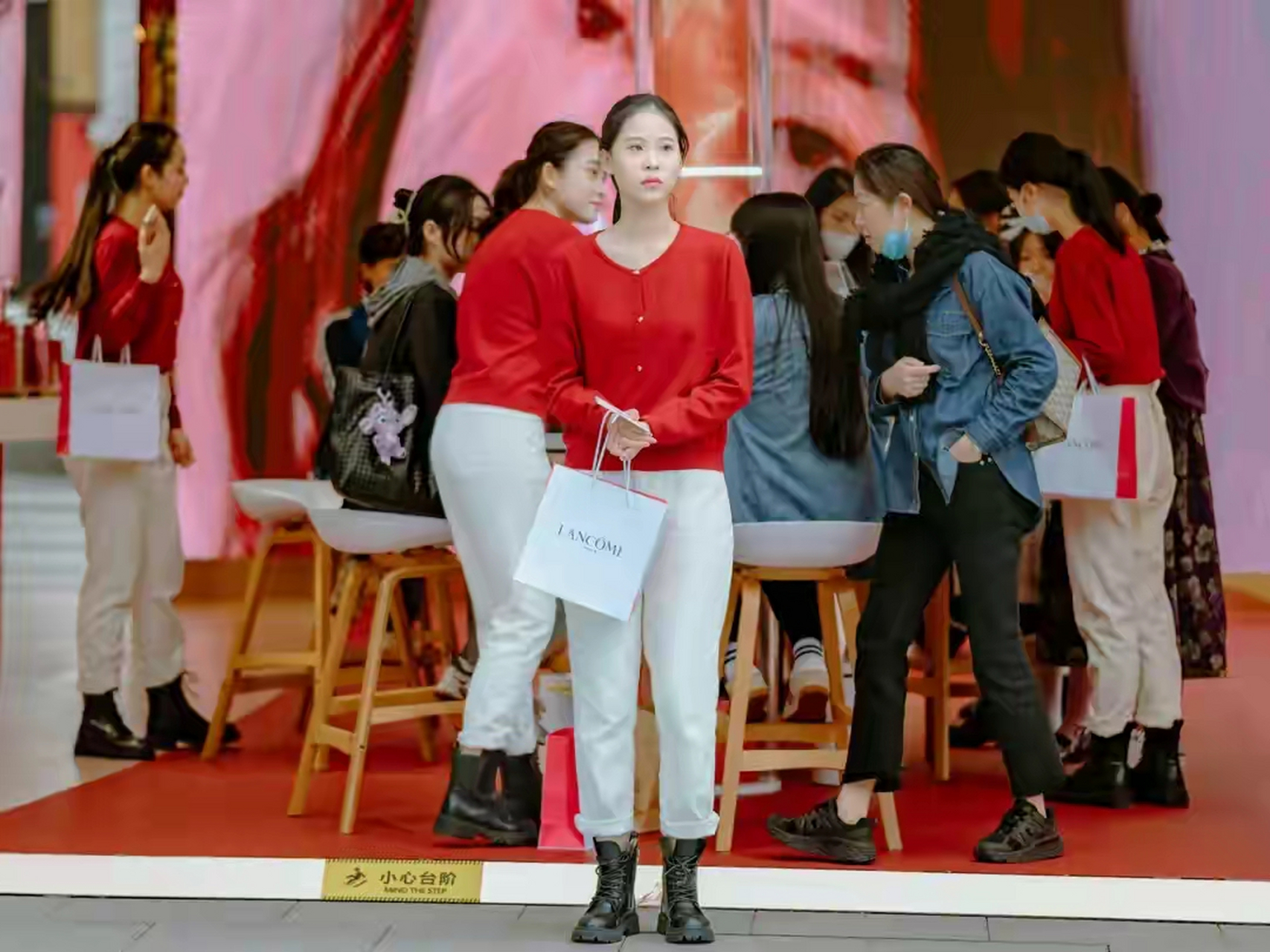 抓拍活动现场的导购小姐姐,红衣白裤的穿搭显得干练又精神#美女