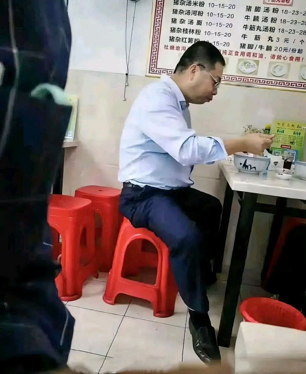 宝能老总姚振华被员工围殴和前段时间的连自己控股的公司大门不让进