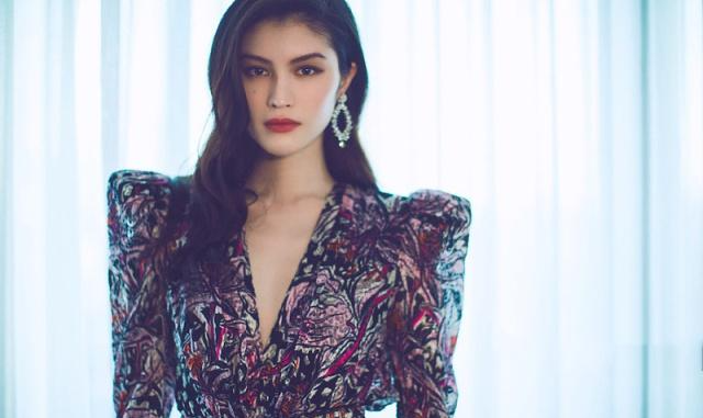 何穗冬日机场走秀,破洞长裤大秀美腿,气场全开!