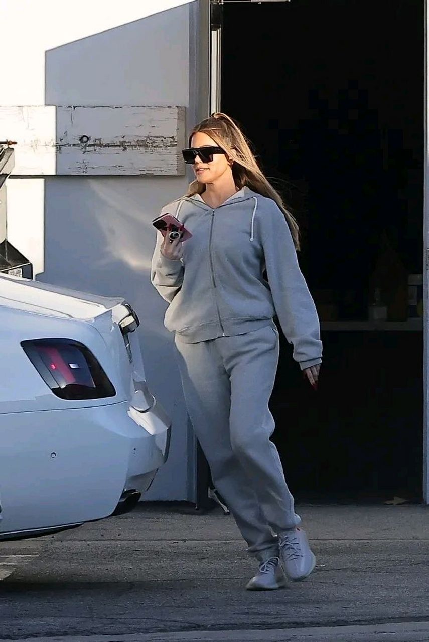 脚踩灰色椰子鞋,展现出福利满满的气质  科勒卡戴珊的身材特别的苗条