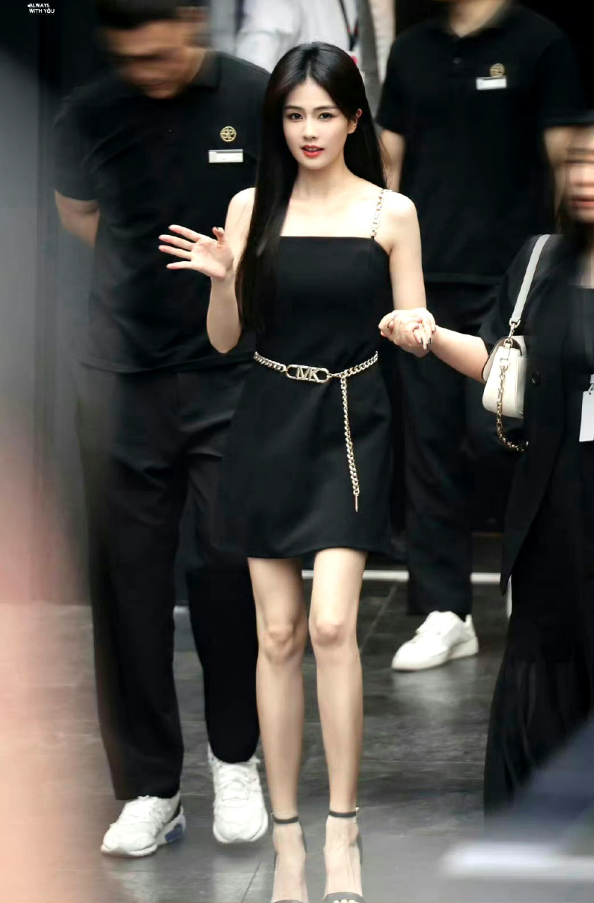 白鹿第一套身穿黑色链条吊带短裙,第二套蓝色短裙,还有银色挑染,被美