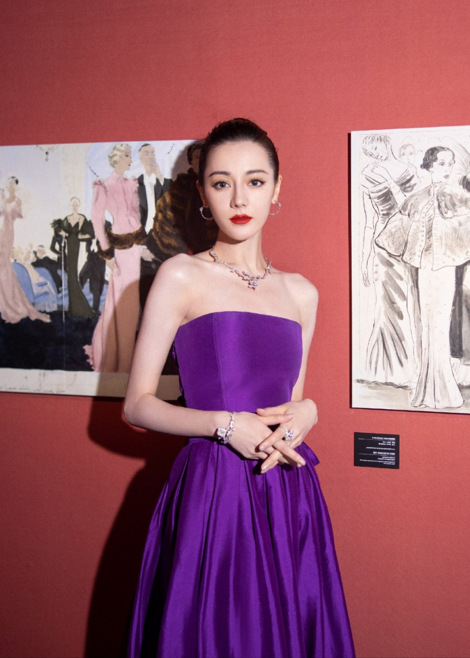 迪丽热巴# 一袭紫色抹胸开叉裙,丰满傲人的事业线,前凸后翘,窈窕旅铑