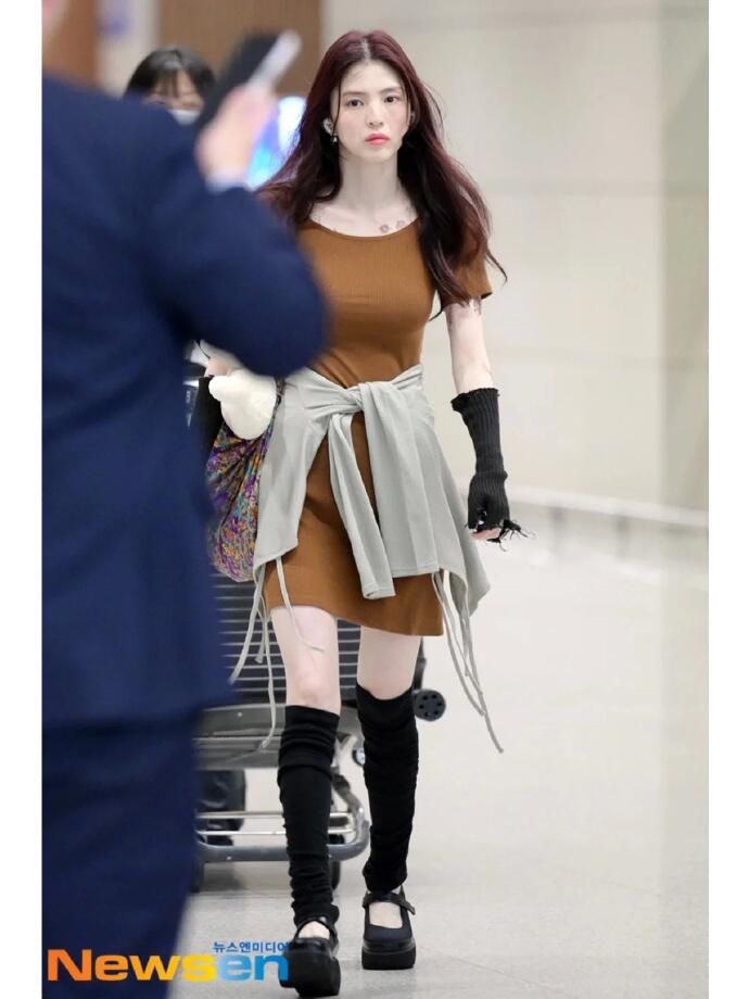 看了韩素希的机场街拍私服,我才懂什么是真正的"白到发光"!