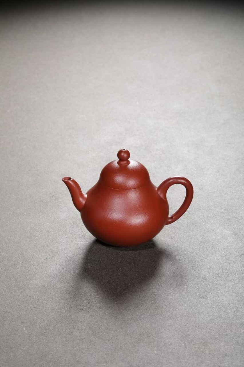 癸卯思亭 思亭壶摹取陆思亭款式所作,壶身如葫瓢,弯嘴自腹向上胥出,圈