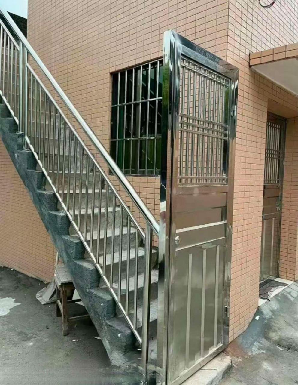 给楼梯装个防盗门,嗯,很合理