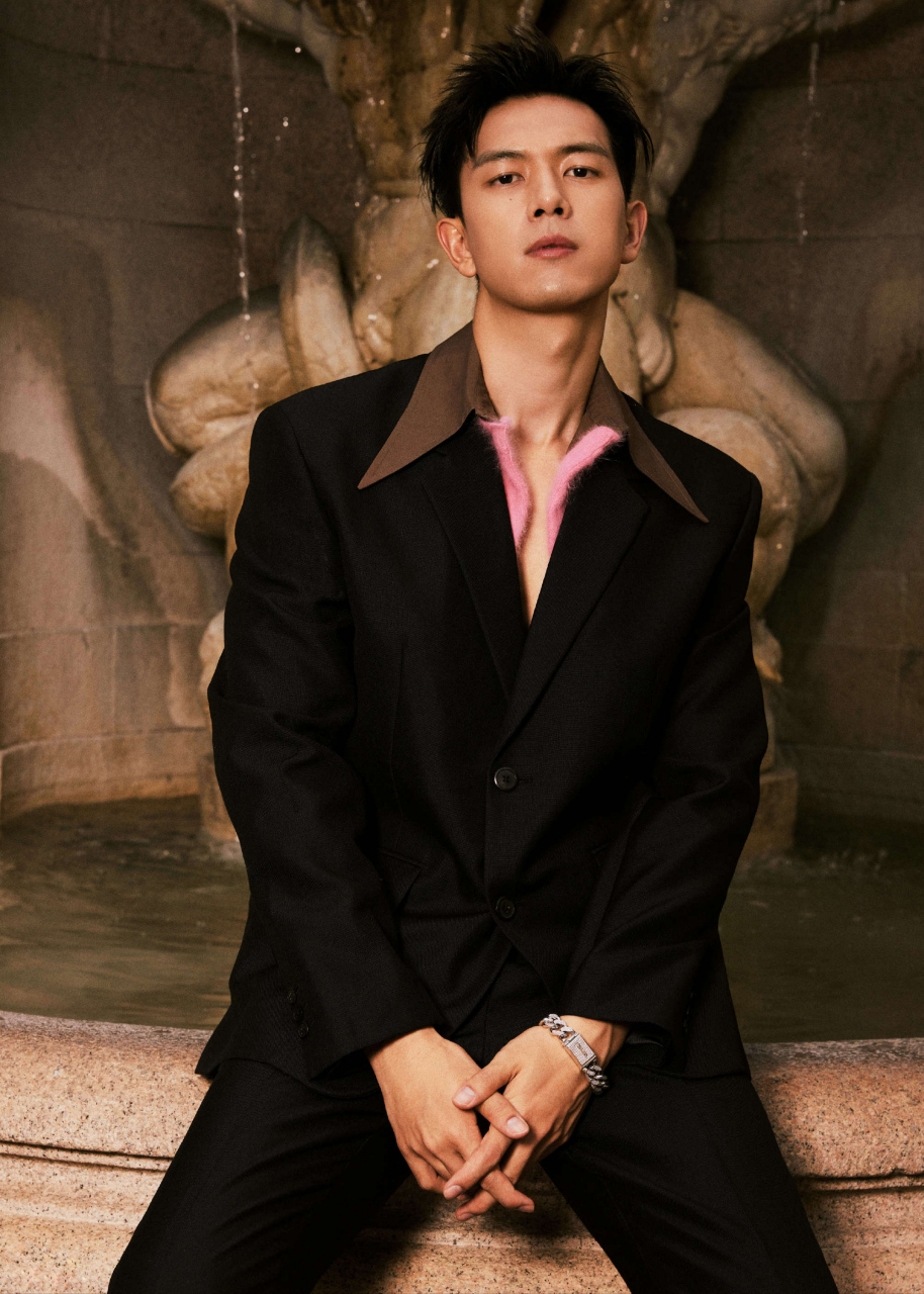 prada代言人李现首次亮相米兰男装秀,大领口的西装套装,有种复古文艺