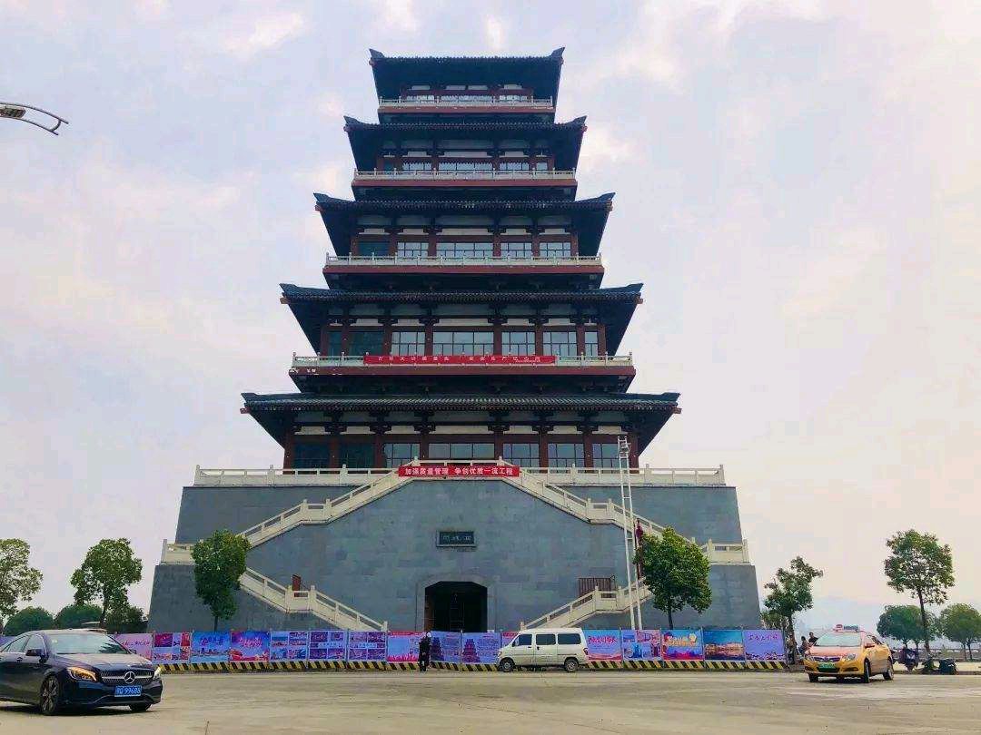 陕西安康西城阁.中渡台上的风水楼