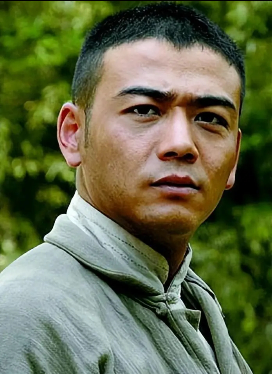 央视将播出一部备受期待的40集年代大剧,《熬夜也得追》,由杨烁和于震