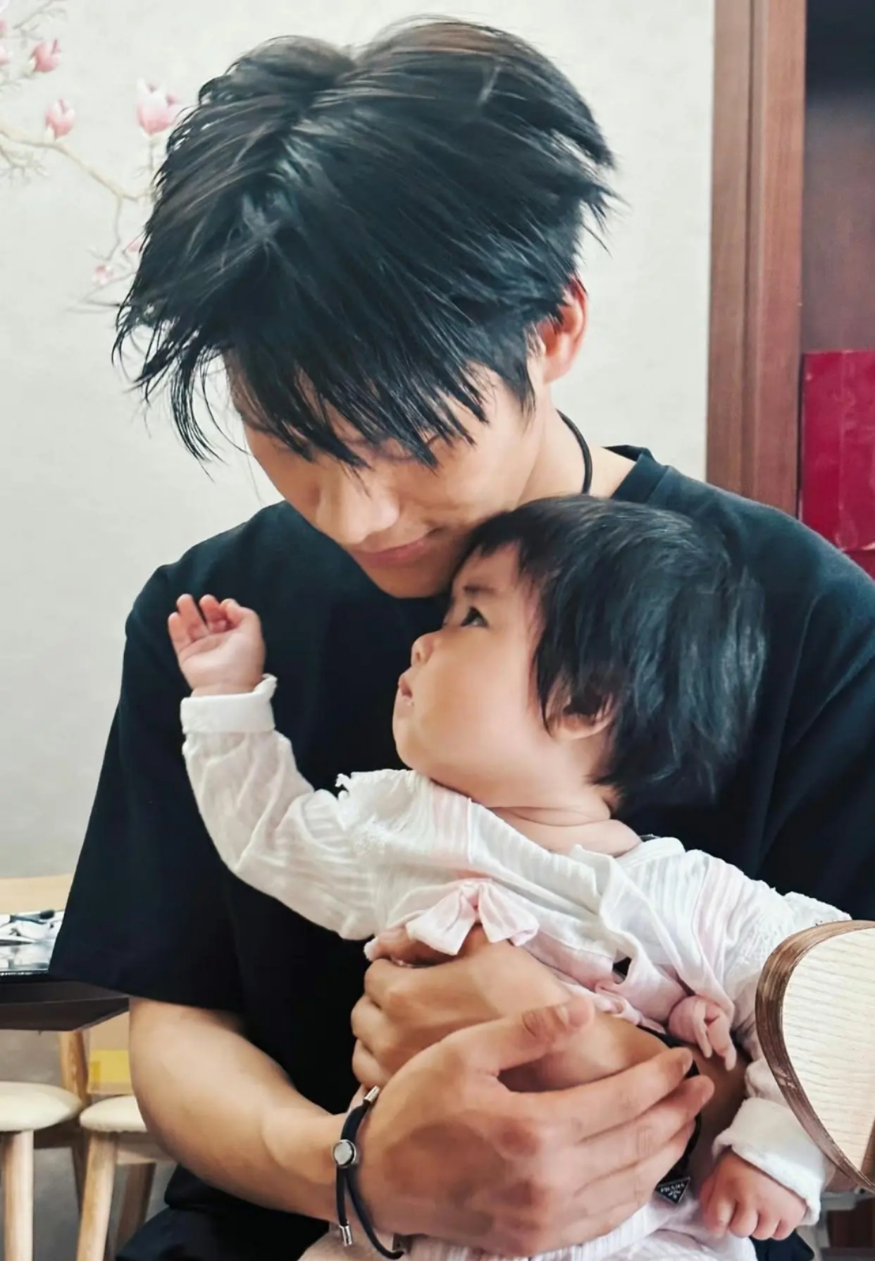 网红"大杨哥"再次回应老婆与王嘉尔"绯闻"事件,坚定态度引赞