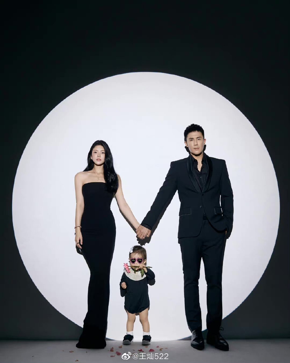 组图：杜淳妻子王灿晒全家福合照牵手深情对视画面温馨十足