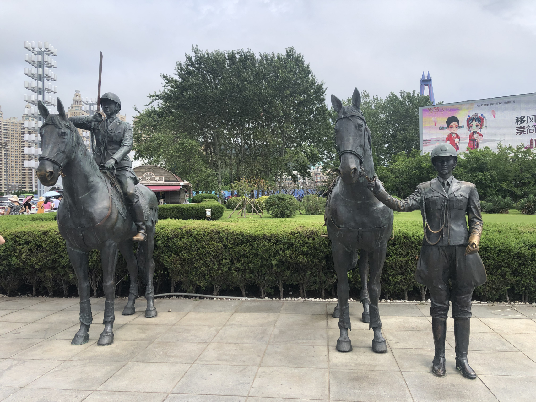 大连星海广场的女骑警雕塑