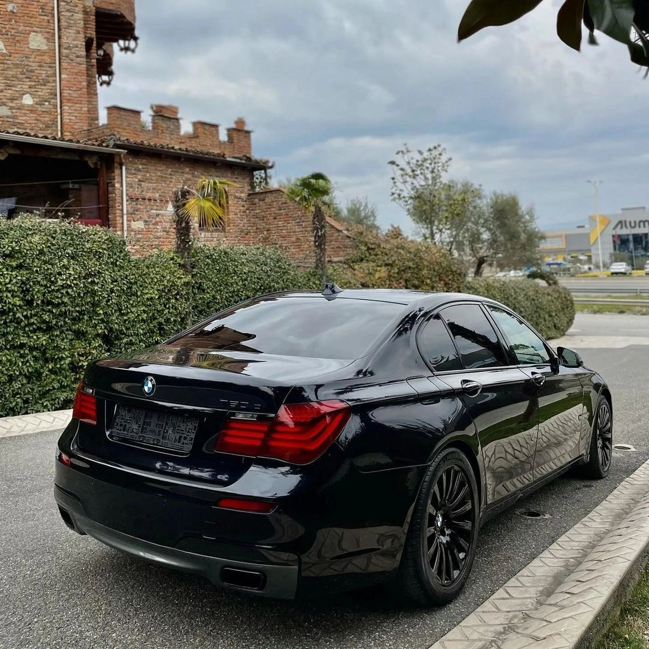 不敢相信这是十年前的车型了,宝马f02 7系,外观造型上是现在不同的