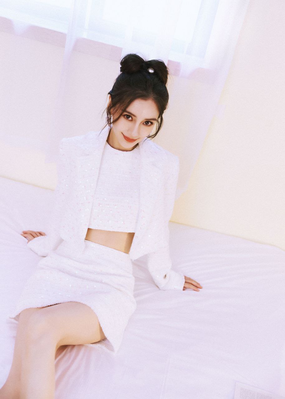 杨颖白色短裙床照,给摄影师加鸡腿!#女明星# #娱圈新动向# #美女