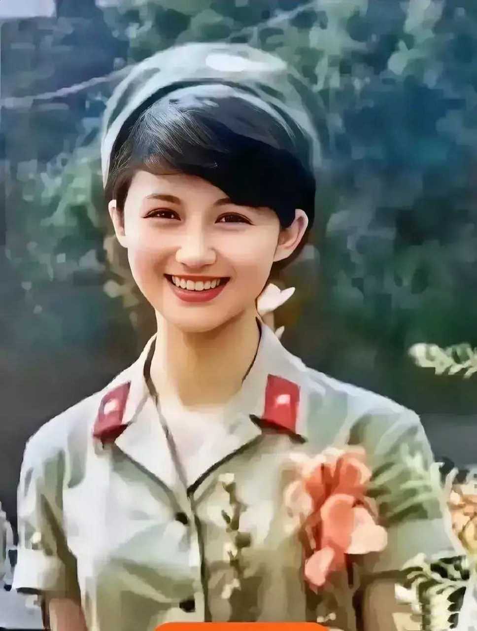 照片中是一位80年代的女兵,笑容看的很治癒.