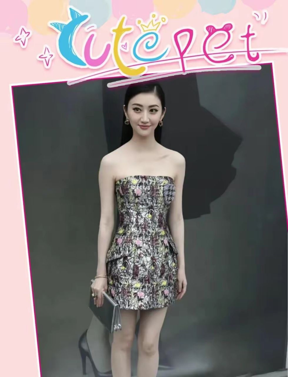 景甜身材真的丰满, 身穿旗袍气质不一样, 傲人的比例让人移不开眼.