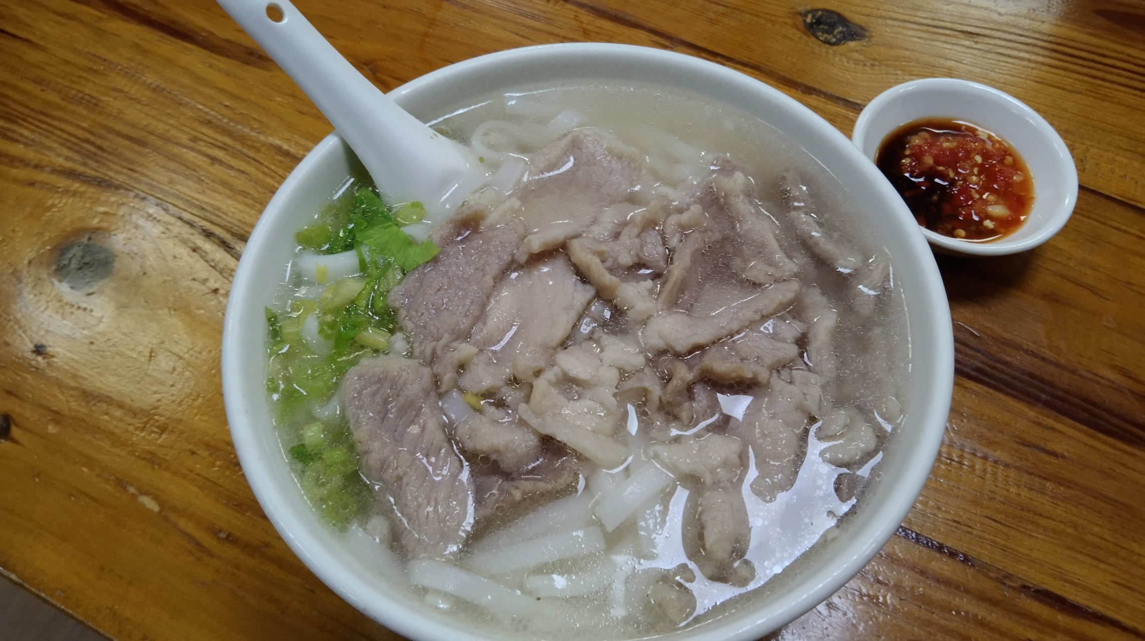 在深圳龙岗某个餐店吃的一份汤河粉,量不小,瘦肉嫩滑,汤水味鲜,而且粉