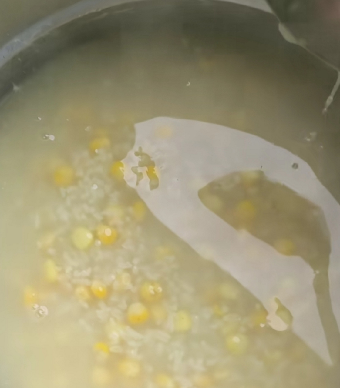 小时候吃这样的玉米粒稀饭都把我吃怕了,现在却爱吃了,你说这是咋回事