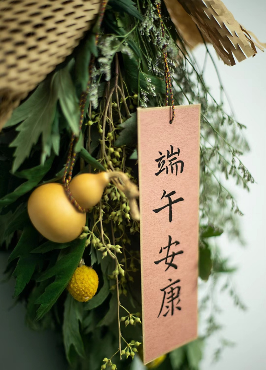 有人知道端午为什么要在门上挂艾叶和菖蒲吗?