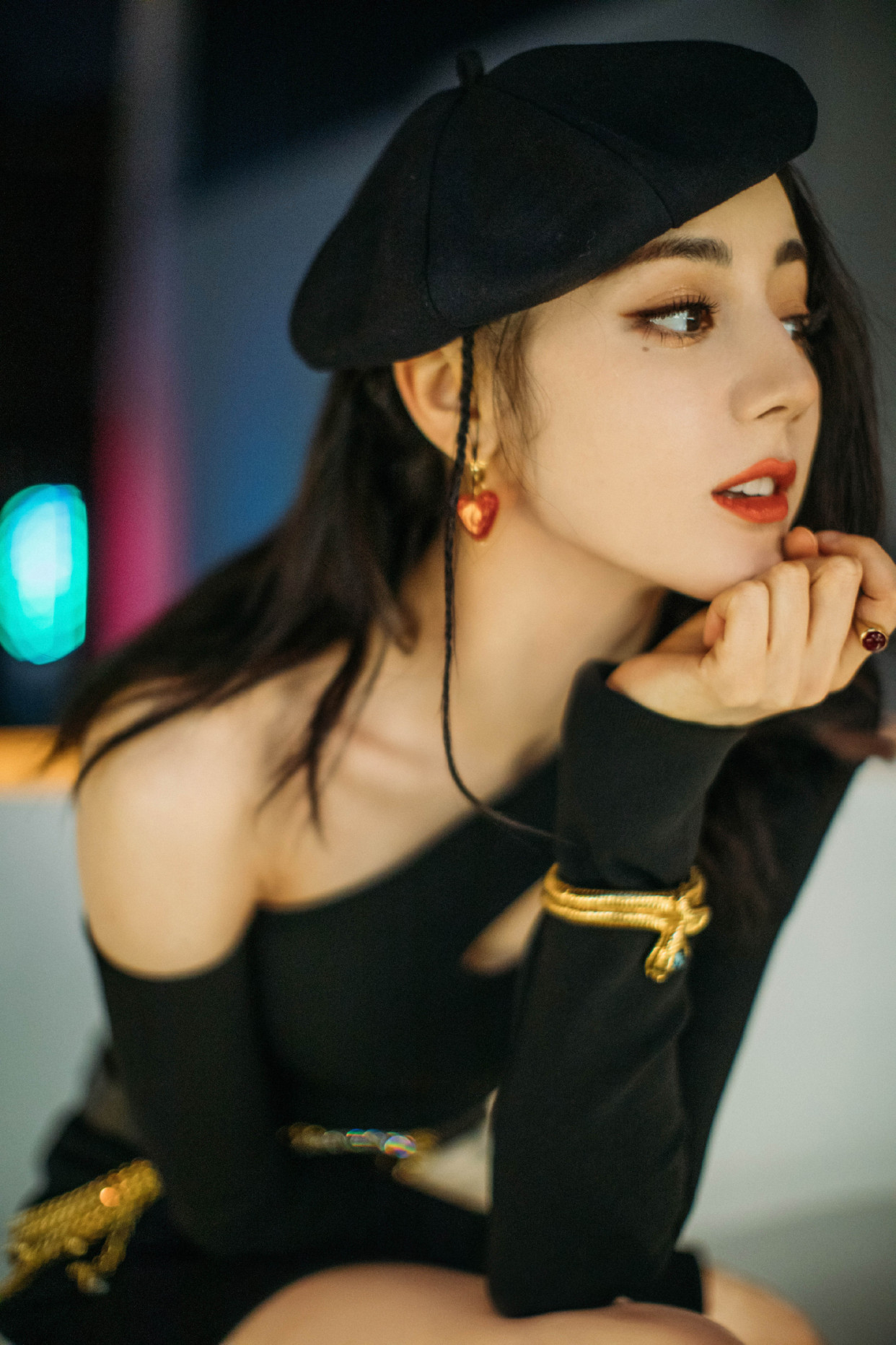 迪丽热巴美图,头戴贝雷帽,身穿斜肩紧身衣,优雅灵动,时尚迷人