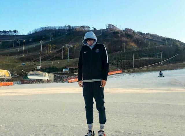 凭借"丑帅"爆红的柳俊烈,衣品简直上天,每一项穿搭都帅到爆