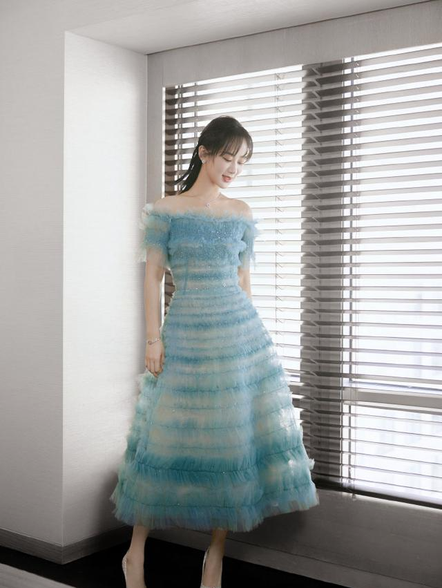 杨紫出息了,淡蓝薄纱蛋糕裙释放独特气场,明目皓齿清澈动人