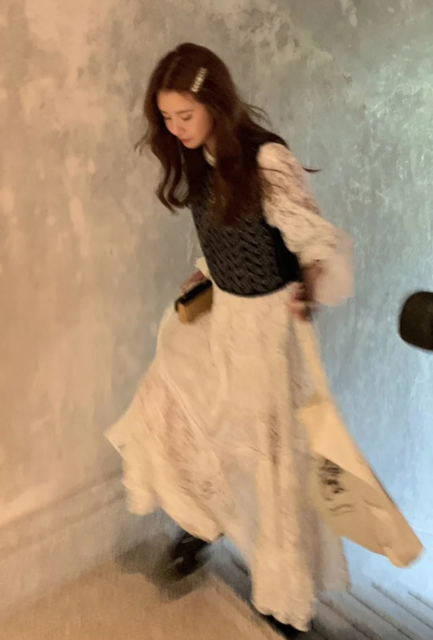 张子萱晒自拍,她一米七多的身高太优越了,穿平底靴子就能撑起长裙