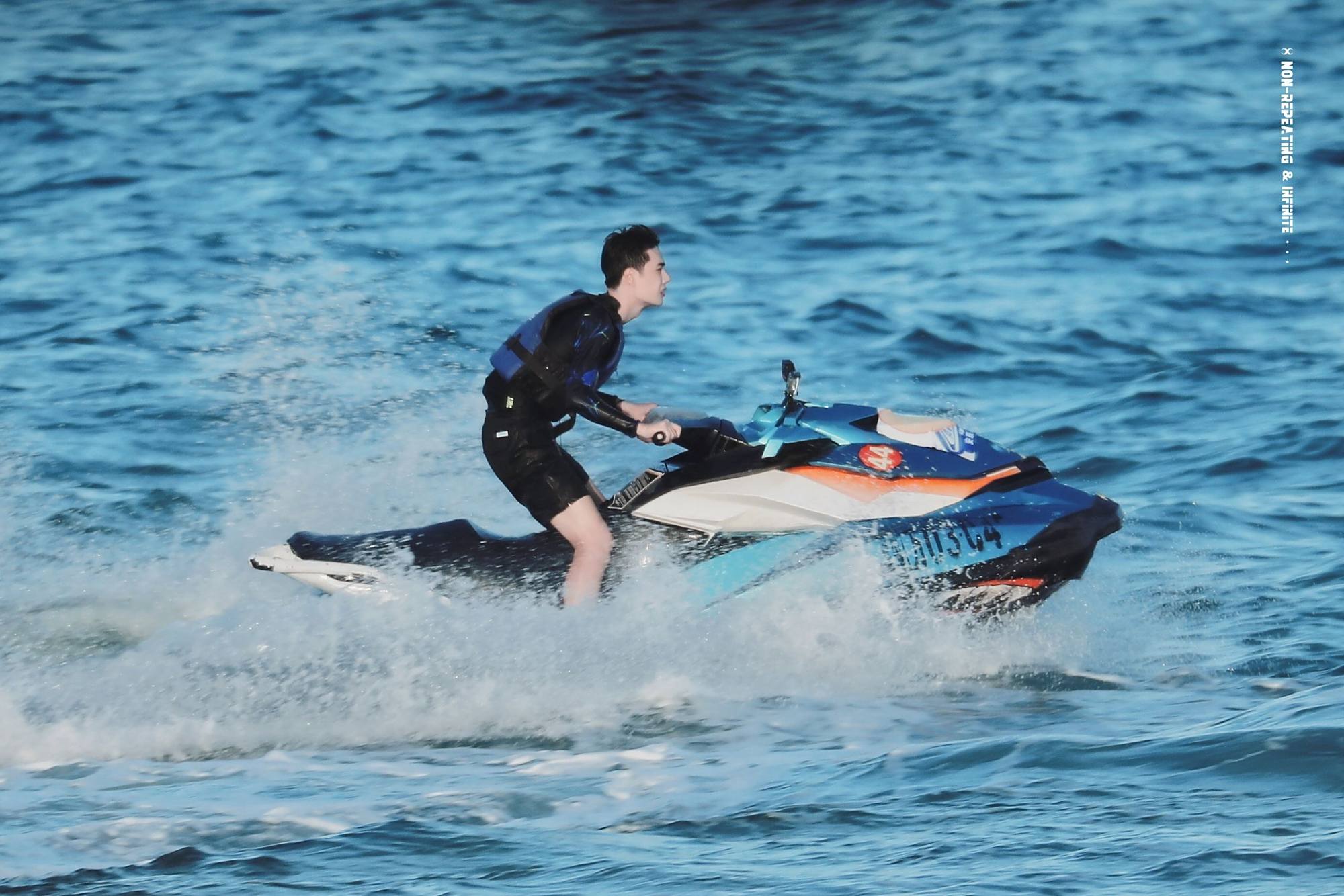 一组王一博在海边的造型来袭,清爽又帅气,湿发太撩啦