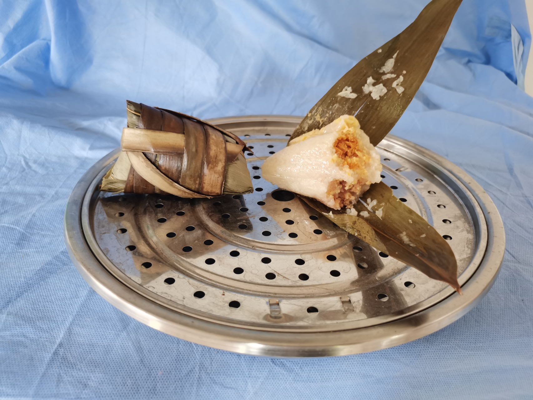 今天上午九点吃了两条"裹粽",既当早餐又当午餐了.