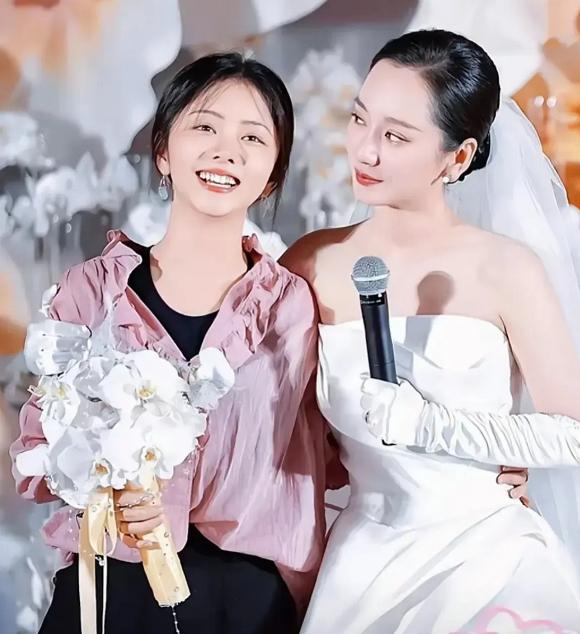 被登上热搜,照片中的谭松韵还是那么年轻可爱,犹如小姑娘一样,脸上没