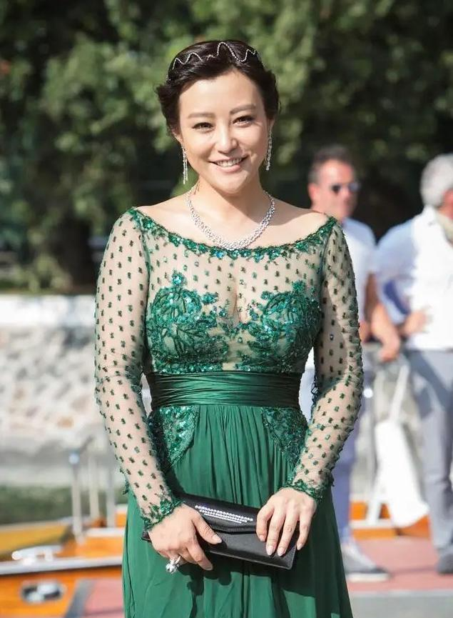 郝蕾身材真丰满,蕾丝透视装看起来优雅可爱,性感时尚又甜美