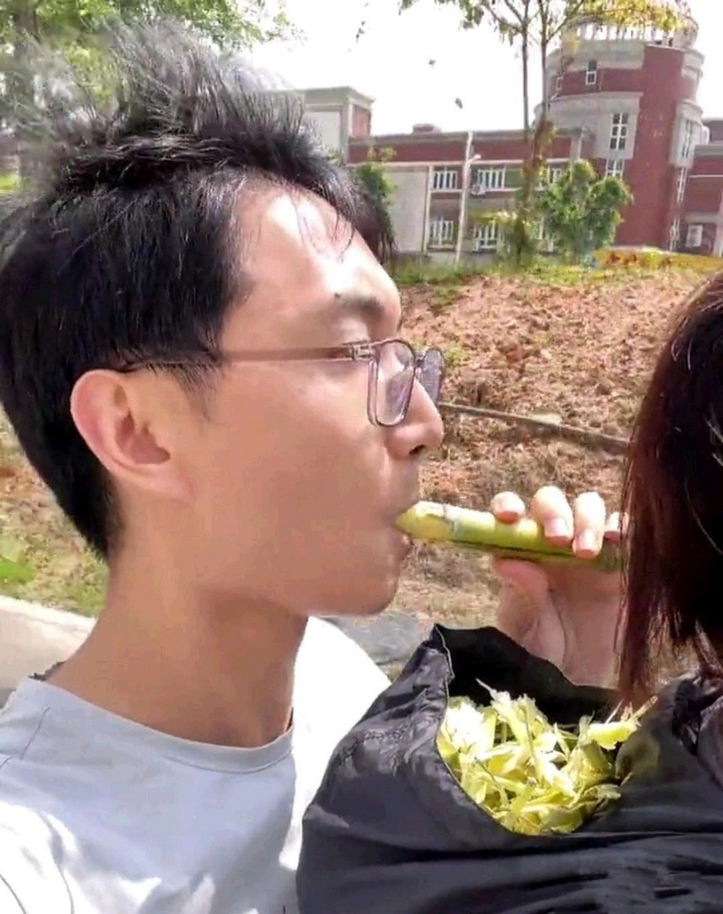 有女朋友的好处加一,吃甘蔗不用到处吐渣#趣图搞笑# #搞笑