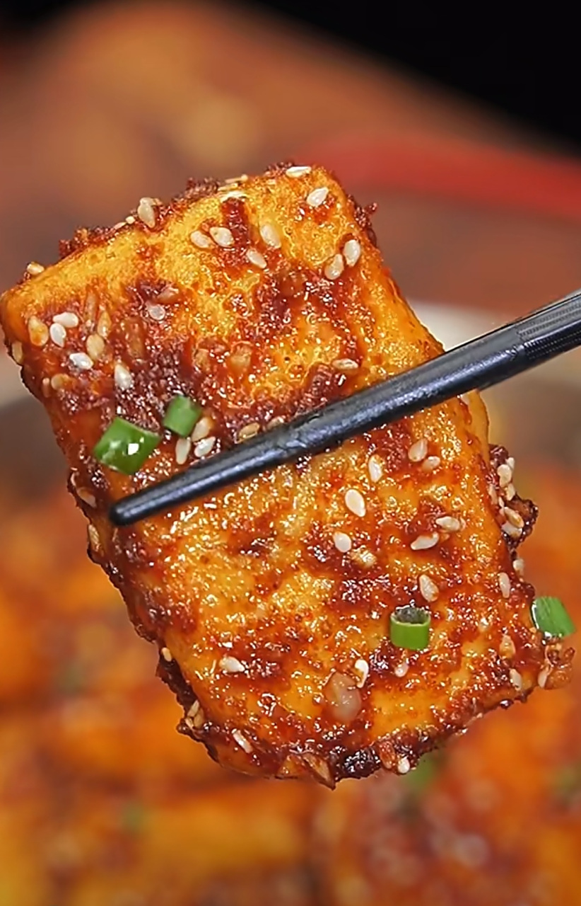 想不到吧,花五块钱就能做出一口爆汁的香煎豆腐,豆腐切成方块,裹上